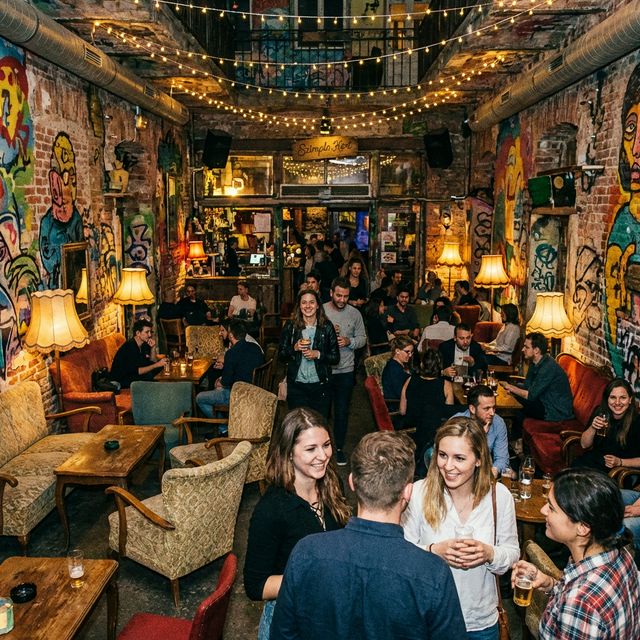 Eklektična notranjost Szimpla Kert v Budimpešti