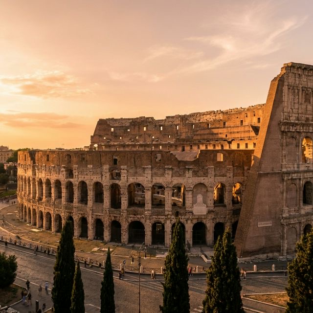 Antični Kolosej, osvetljen v mraku, Rim