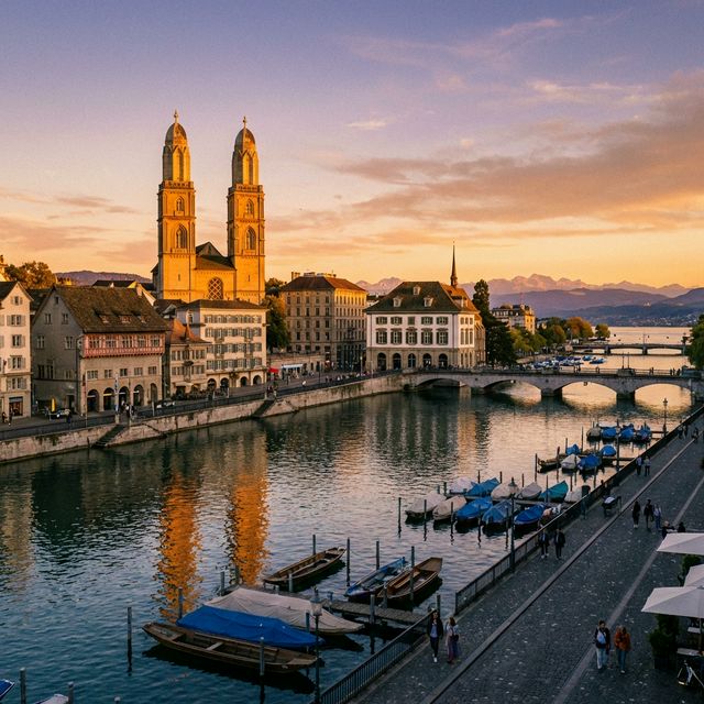 Staro mestno jedro Züricha ob reki Limmat in zgodovinske stavbe s cerkvenimi zvoniki
